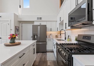 Quarry B10 - Stunning Quarry unit w/ access to community pool, spa , gym & more!