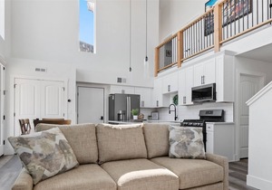 Quarry B10 - Stunning Quarry unit w/ access to community pool, spa , gym & more!