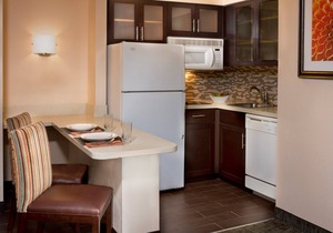 Queen Suite Near the Sky Wheel | Free Hot Breakfast + Pool Access