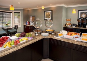 Queen Suite Near the Sky Wheel | Free Hot Breakfast + Pool Access