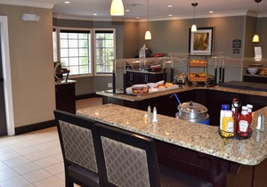 Queen Suite Near the Sky Wheel | Free Hot Breakfast + Pool Access