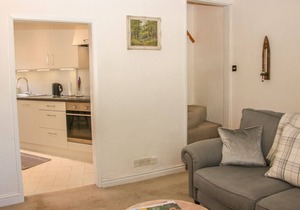 QUEENS COTTAGE, romantic, character holiday cottage in Much Wenlock
