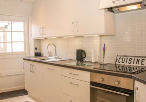QUEENS COTTAGE, romantic, character holiday cottage in Much Wenlock