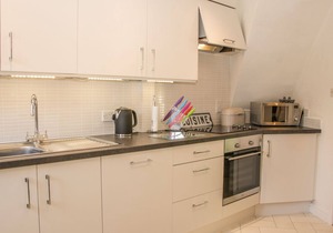 QUEENS COTTAGE, romantic, character holiday cottage in Much Wenlock