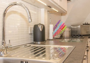 QUEENS COTTAGE, romantic, character holiday cottage in Much Wenlock