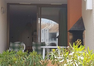 Quiet 1-bedroom apt with terrace and pool access by the lake