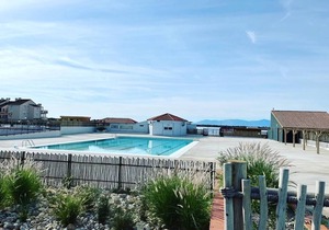 Quiet 1-bedroom apt with terrace and pool access by the lake