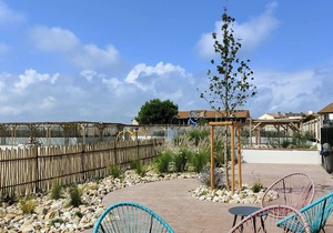 Quiet 1-bedroom apt with terrace and pool access by the lake