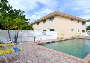 Quiet beach getaway with patio! Walk to the beach, bars, and restaurants!