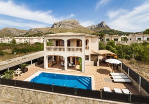 Quiet villa with pool and sea views