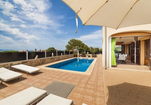 Quiet villa with pool and sea views