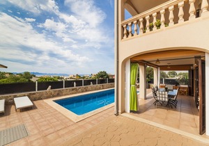 Quiet villa with pool and sea views