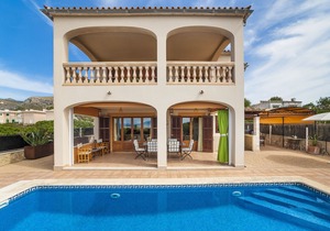 Quiet villa with pool and sea views