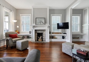 Quiet Renovated Apartment Close to Forsyth with Parking by Lucky Savannah