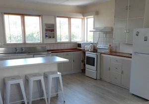 Quiet spacious comfortable home Wi-Fi sundeck 2 living areas large outdoor areas