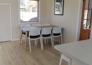 Quiet spacious comfortable home Wi-Fi sundeck 2 living areas large outdoor areas
