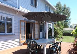 Quiet spacious comfortable home Wi-Fi sundeck 2 living areas large outdoor areas