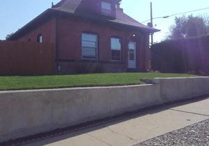 Quiet upstairs studio close to town 420 friendly