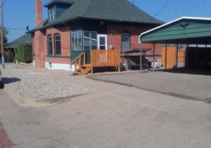 Quiet upstairs studio close to town 420 friendly