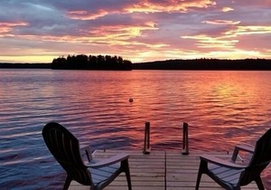 Quintessential Lakefront Cottage with Wonderful Views!
