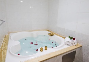 R 1633 Golden Age Hotel