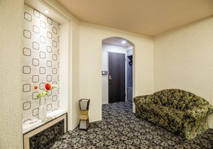 R 1633 Golden Age Hotel