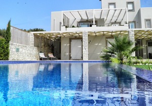 R 193 Spacious 5 bedroom Mansion with Private Bathrooms with Heated Swimming Pool