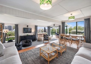 Radiant Rainbow Point - Taupo Holiday Home