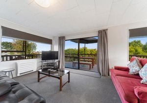 Rainbow Lake House - Lake Taupō Holiday Home