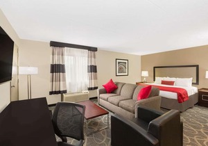 Ramada by Wyndham Des Moines Airport Hotel