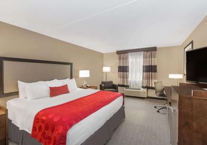 Ramada by Wyndham Des Moines Airport Hotel