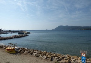 Rare at the location, foot in the beach, full sea view