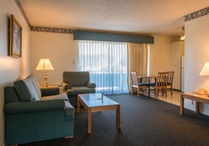 Rare Find! Awesome Unit, Free Parking, Pool, Near Alameda Ferry Terminal!