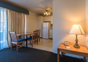 Rare Find! Awesome Unit, Free Parking, Pool, Near Alameda Ferry Terminal!