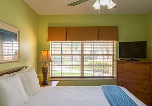 RARE FIND! Beach Front Resort at Gulf Stream Sleeps 2-4 with pool, hot tub, BBQ