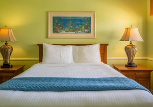RARE FIND! Beach Front Resort at Gulf Stream Sleeps 2-4 with pool, hot tub, BBQ
