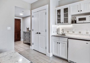 RARE Poolside Studio at Baytowne Wharf! Walk out to Pool, Hot Tub, Beach Tram