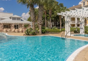 RARE Poolside Studio at Baytowne Wharf! Walk out to Pool, Hot Tub, Beach Tram