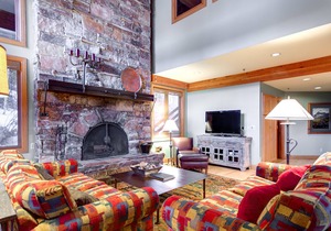 Rare ski-in/ski-out in lower DV! Quick access to ski school, Spacious and cozy!