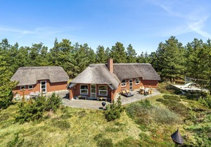 Really cozy furnished cottage with a thatched roof.