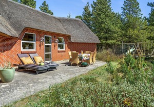 Really cozy furnished cottage with a thatched roof.