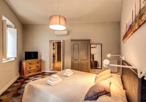 Recently restructured apartment on Via dei Cappellari, at walking distance from all tourist sites.