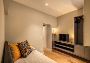 Recently restructured apartment on Via dei Cappellari, at walking distance from all tourist sites.