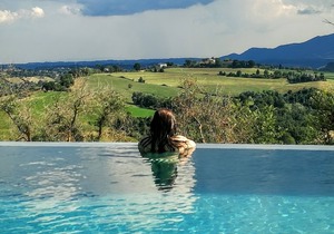 Red apartment in villa with swimming pool between Rome, the Terme dei Papi and Umbria
