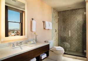 Refined and Cozy in Boutique, Historic Hotel Close to Restaurants, Shops & More!