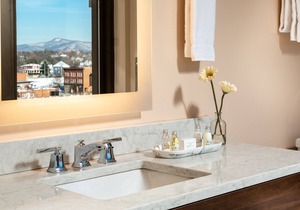 Refined and Cozy in Boutique, Historic Hotel Close to Restaurants, Shops & More!