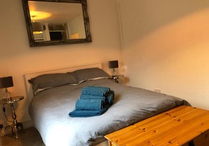 Refurbished city centre pad sleeps 4