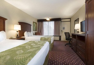 Relax and Unwind! 4 Comfortable Units, Pool, Minutes From SeaWorld Orlando