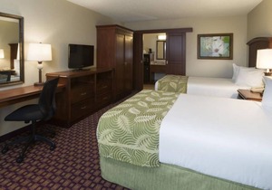 Relax and Unwind! 4 Comfortable Units, Pool, Minutes From SeaWorld Orlando