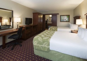 Relax and Unwind! 4 Comfortable Units, Pool, Minutes From SeaWorld Orlando